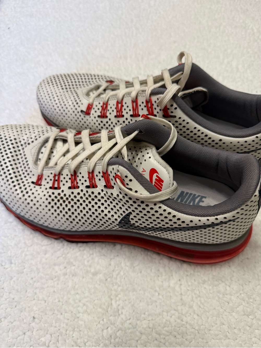Mens sz 10 Nike Air Max Motion 2013
Gray and Red Perforated Athletic Sneakers - Picture 2 of 10